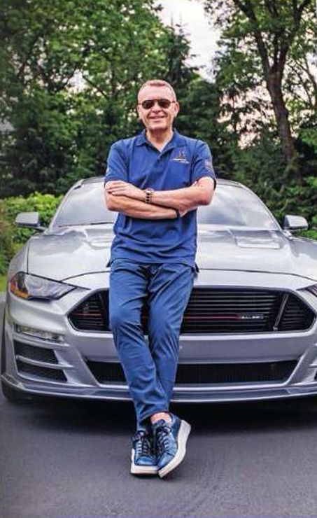 Cesar DePaço com o seu Mustang